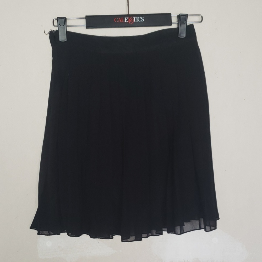 Short pleated skirt